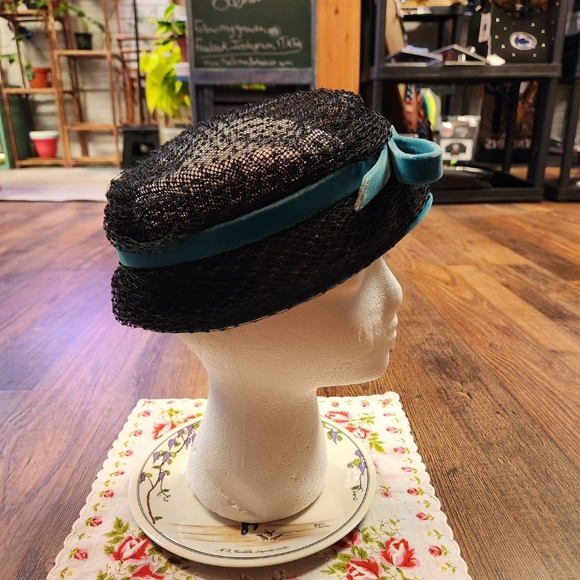 💙Vintage 1950s Black/Blue Pillbox Hat👒 - Picture 3 of 9
